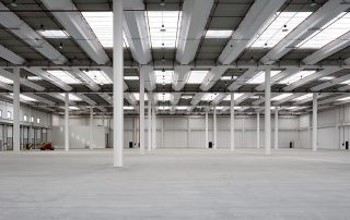 Ampio capannone industriale con struttura modulare, soffitto dotato di lucernari.