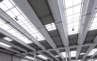 Ampio capannone industriale con struttura modulare, soffitto dotato di lucernari.