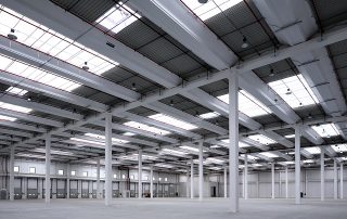 Ampio capannone industriale con struttura modulare, soffitto dotato di lucernari.