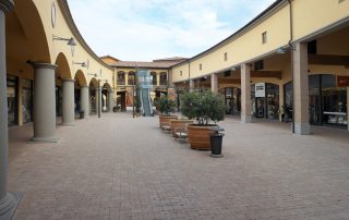Pavimentazione in autobloccanti con tonalità calde e sfumature naturali.