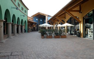 Pavimentazione in mattoni autobloccanti dai toni caldi del beige e marrone.