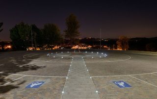 avimentazione in pietra con cubetti multicolore, caratterizzata da un LED incassato.