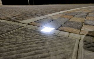 Pavimentazione in pietra con cubetti multicolore, caratterizzata da un LED incassato.