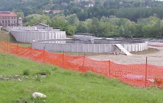 Impianto di depurazione con vasche prefabbricate in cemento.