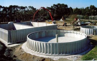 Cantiere di costruzione di vasche industriali in cemento prefabbricato.