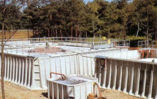 Impianto di trattamento delle acque con vasche prefabbricate in cemento rinforzato.