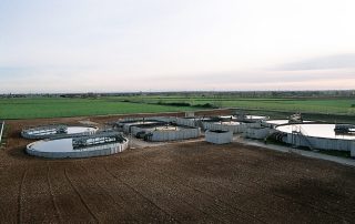 Impianto di depurazione con grandi vasche circolari prefabbricate in cemento.
