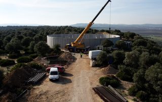 Cantiere di costruzione di una grande vasca industriale in cemento.