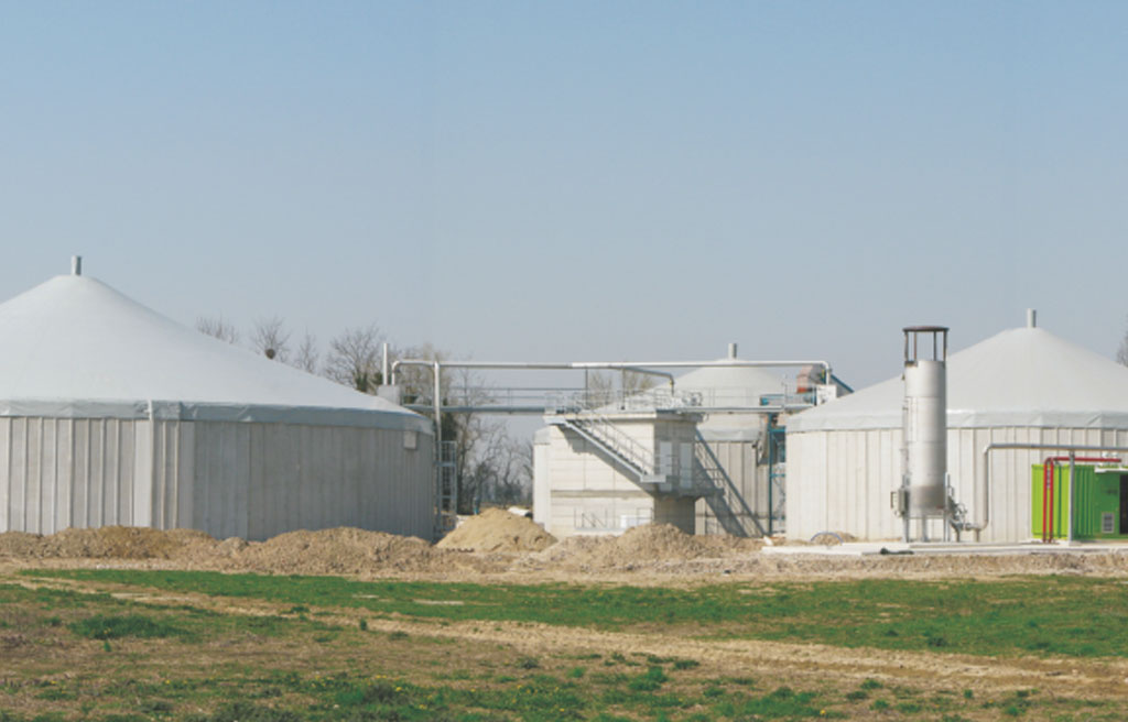Impianto di biodigestione con vasche coperte.