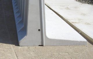 Dettaglio di una parete in cemento armato utilizzata per la costruzione di un silo agricolo. La struttura presenta un design rinforzato con supporto a base larga per garantire stabilità e resistenza alla pressione del materiale insilato.