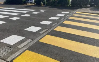 Attraversamento pedonale illuminato da luci a LED integrate nelle strisce bianche