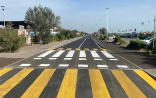 Attraversamento pedonale illuminato da luci a LED integrate nelle strisce bianche