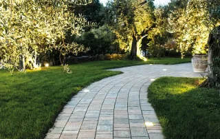 Pavimentazione in pietra con elementi LED incassati.
