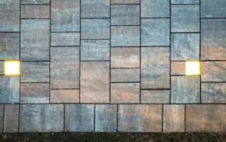 Pavimentazione in pietra con elementi LED incassati.