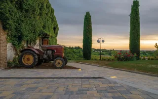 Pavimentazione in pietra con elementi LED incassati.