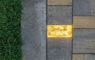 Pavimentazione in pietra con elementi LED incassati.