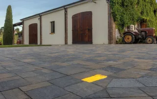Pavimentazione in pietra con elementi LED incassati.