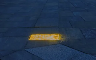 Pavimentazione in pietra con elementi LED incassati.