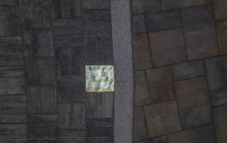 Pavimentazione in pietra con elementi LED incassati.