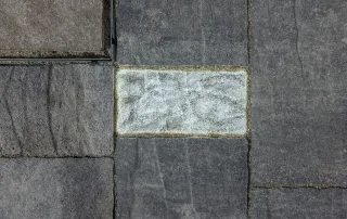 Pavimentazione in pietra con elementi LED incassati.