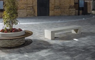 Pavimentazione in pietra con elementi LED incassati.