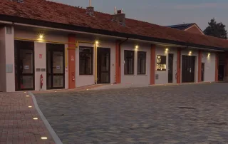 Cortile pavimentato con blocchi autobloccanti e illuminazione LED incassata a terra.