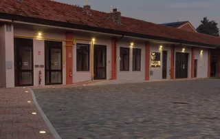 Cortile pavimentato con blocchi autobloccanti e illuminazione LED incassata a terra.