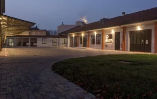 Cortile pavimentato con blocchi autobloccanti e illuminazione LED incassata a terra.