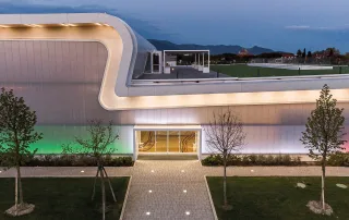 Cortile pavimentato con blocchi autobloccanti e illuminazione LED incassata a terra.
