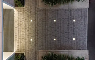 Pavimentazione in pietra con elementi LED incassati.