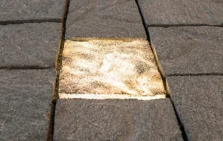 Pavimentazione in pietra con elementi LED incassati.