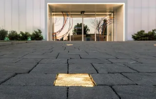 Pavimentazione in pietra con elementi LED incassati.