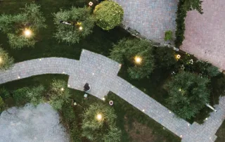 Pavimentazione in pietra con elementi LED incassati.
