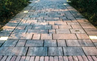 Pavimentazione in pietra con elementi LED incassati.