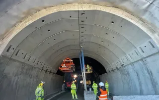 Rivestimento interno di una galleria con pannelli prefabbricati in calcestruzzo.