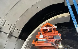 Vista dal basso del rivestimento interno di una galleria con pannelli prefabbricati in calcestruzzo.