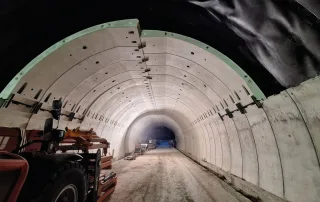 Interno di un tunnel in costruzione con segmenti prefabbricati in calcestruzzo.