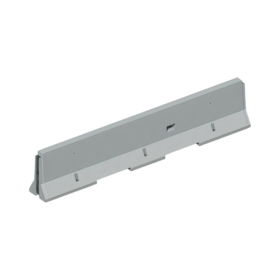 Render 3D di una barriera di sicurezza in cemento tipo New Jersey con base rinforzata e scanalature per il fissaggio.