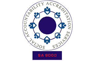 Logo della certificazione SA 8000 di Social Accountability Accreditation Services. Il design circolare presenta una serie di figure stilizzate disposte intorno a un cerchio centrale, simbolo di collaborazione e responsabilità sociale. La scritta "SOCIAL ACCOUNTABILITY ACCREDITATION SERVICES" circonda il logo, mentre in basso è evidenziata l'indicazione "SA 8000" in caratteri rossi su sfondo scuro.