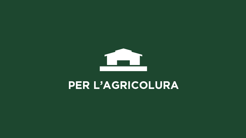 Icona stilizzata bianca di un edificio agricolo su sfondo verde, accompagnata dal testo 'PER L’AGRICOLTURA
