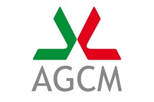 Logo dell'Autorità Garante della Concorrenza e del Mercato (AGCM). Il simbolo è composto da due elementi geometrici inclinati, uno verde e uno rosso, che si incontrano al centro formando una sorta di freccia stilizzata. Sotto il logo è riportata la sigla "AGCM" in caratteri grigi, rappresentando l'ente che vigila sulla concorrenza e sul rispetto della legalità nel mercato.