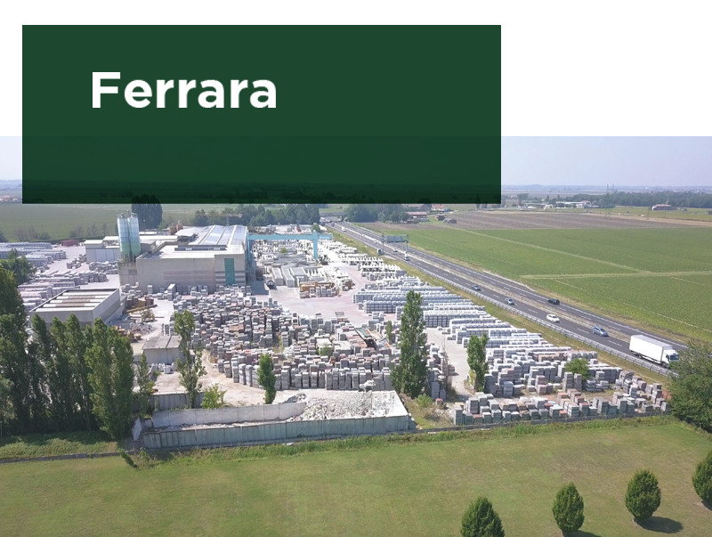 Vista aerea dello stabilimento Paver a Ferrara, con ampie aree di stoccaggio per materiali edilizi, edifici industriali e una strada adiacente. Testo 'Ferrara' su sfondo verde.