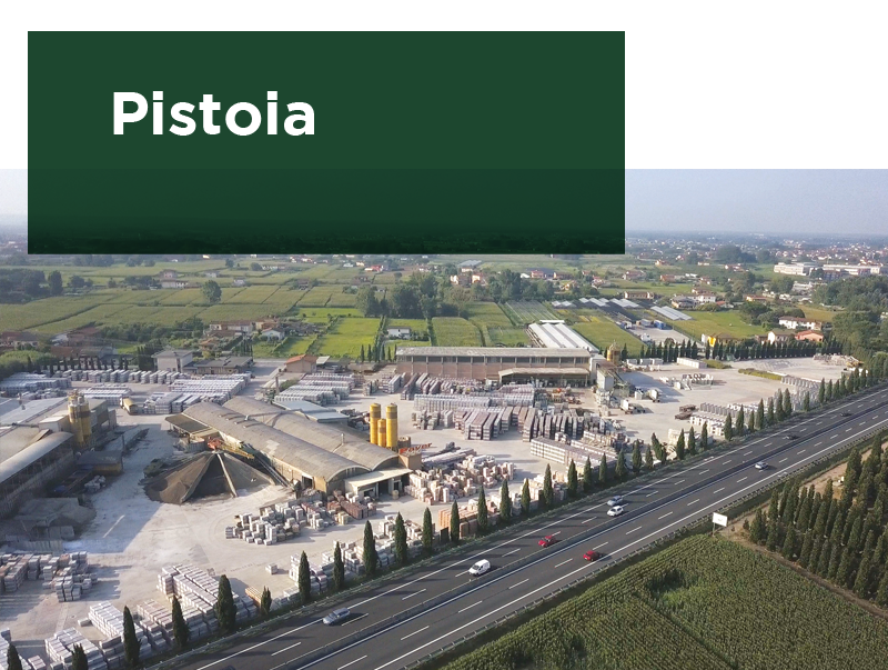 Vista aerea dello stabilimento Paver a Pistoia, con edifici industriali, aree di stoccaggio materiali e una strada principale con traffico in primo piano. Testo 'Pistoia' su sfondo verde.