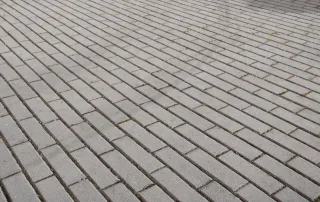 Listello Fiorentino: pavimento autobloccante grigio - posa a correre sfalsata